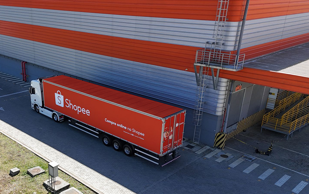 Caminhão Shopee em um centro de distribuição